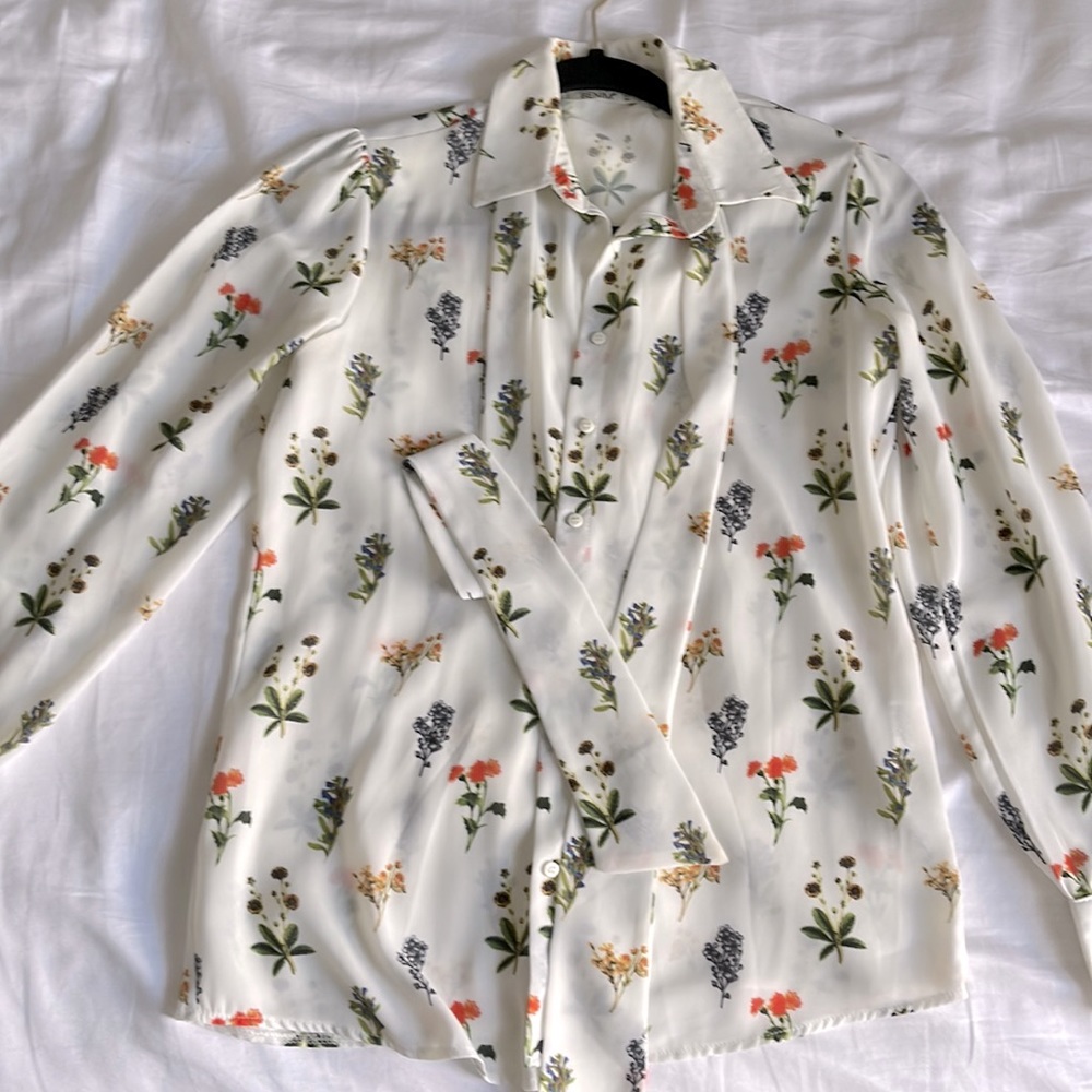 Floral button front blouse sleeves. Size XS. White with colorful flowers.